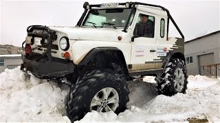 Дизельный Уаз с мостами Лапландера в снегу по шею.