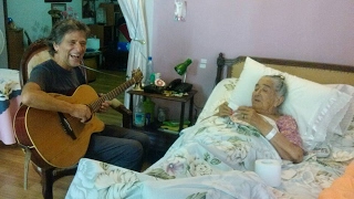 Luis Le Bert llevando su canto, compañía y alegría a Anita González de Recabarren