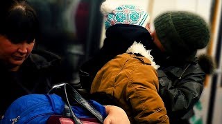 ЗАСОСАЛАСЬ С КАРЛИКОМ В МЕТРО / ПРАНК