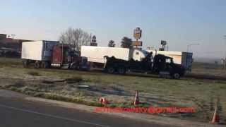 Big Rig got stuck  in the Mud, Tow truck pulled it out / LKW steckt fest im Schlamm