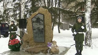 На малой родине погибшего в Сирии лётчика Олега Пешкова установлена мемориальная плита.