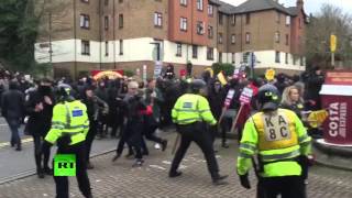 Violences au Royaume-Uni : des antifascistes se heurtent à l’extrême droite à Douvres