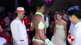 Show de bateria de escola de samba e mulatas Apito de Mestre