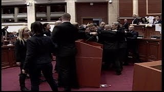 Plas në Kuvend, Berisha përplaset e shtyhet me gardistës