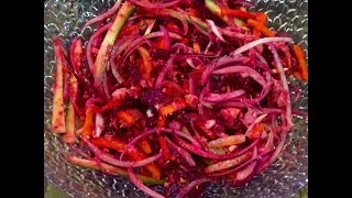 Салат из свеклы - пальчики оближешь, всем гостям понравится)