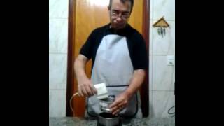 Peneirando café para o Campeonato Brasileiro de AeroPress 2016