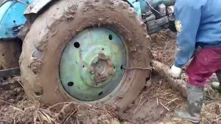 Трактор Т40 вытаскивает застрявший Уаз и сам "садится"