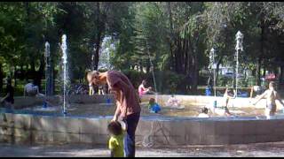 The kids swim in the fountain. Дети купаются в фонтане. Май 2016 г.