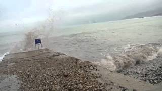 Чёрное Море волны замедленная съёмка  смотрим внимательно))) 9.01.2016