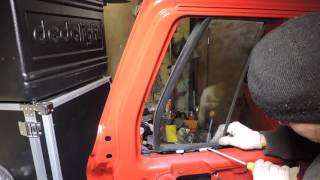 Установка бокового маленького стекла на задней пассажирской двери Nissan Terrano 2.7