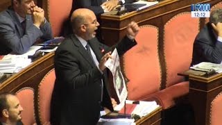 Riforma Senato, passa l'emendamento “canguro”. Bagarre e sfottò in aula