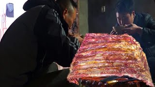 牛骨怎麼吃？二哥教你最痛快吃法，麻辣鮮香，吃的過癮！【鐵鍋視頻】