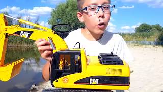 Машины #Bruder. Большой экскаватор на пляже CAT.  Распаковка. Видео для детей. BruderToy