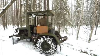 Самодельный трактор вытаскивает дерево