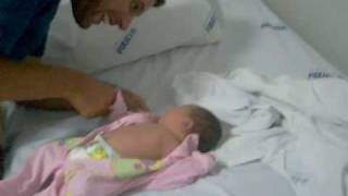 Aylla Yasser, Meu papai trocando minha fraldinha com 1 dia de vida!!!!
