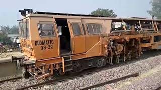 TPM working at Lakhimpur station- लखीमपुर स्टेशन पर ट्रैक पैकिंग मशीन कार्य करते