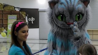 Аниматоры на детском празднике: Алиса и ростовая кукла "Чеширский кот". Развлечения для детей.