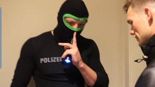 POLIZEI PRANK im HOTELZIMMER eines Freundes ? Er denkt ich wäre POLIZIST ??‍♂️ Smolik Cop