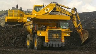 BIG Digger Excavator Dump Truck Bulldozer Working On Quarry