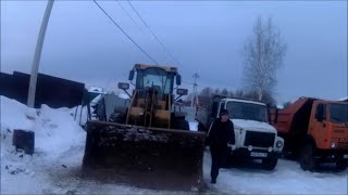 Осторожно:на дорогах камикадзе//весенняя уборка снега в январе,погрузчиком LW300F в ночную смену