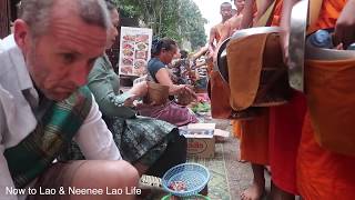 ໃສ່ບາດຕອນເຊົ້າທີ່ຫຼວງພະບາງMorning Alms Giving Ceremony in Luangprabang ตักบาตรตอนเช้าที่หลวงพระบาง