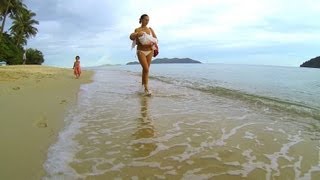 Koh Chang. Thailand. 2013 | Девушки идут по пляжу.