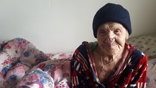 БАБУШКА живёт в ГОЛОДЕ. Grandma lives in hunger.