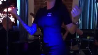 девушка классно танцуют в клубе
