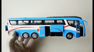 Машинки игрушки. Моделька большого автобуса открывается все. Со светом и звуком. Распаковка и обзор.