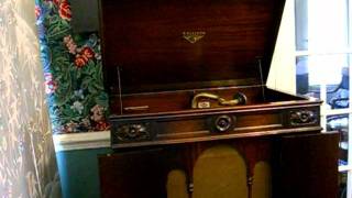 Victrola Credenza VV 8-30 c. 1926 playing "Good News"