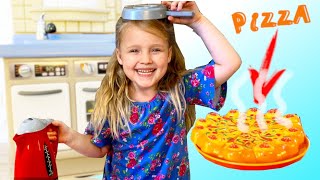 Кьютики готовят пиццу на игрушечной кухне // игра понарошку