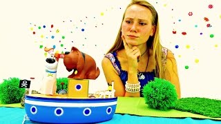 Видео про игрушки: собачки из Тайной жизни играют на пляже