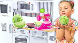 #дети #детиготовят #влог Яна готовит с мамой квашеную капусту.