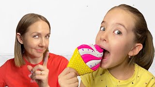 Маша играет с мамой с игрушками