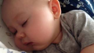 Очень милое видео, малыш улыбается во сне когда его целует мама )))