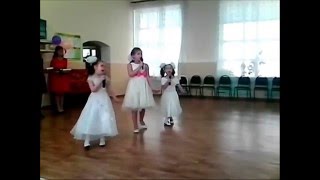 Воспитанницы детского дома им. К. Сарымолдаева поют песню "Мама" в доме престарелых
