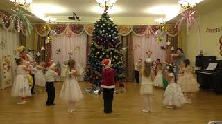 Выход в новогодний утренник. (под. гр.)Коломна детский сад 15 "Светлячок"