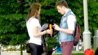 Девушка в обтягивающих леггинсах -- Пикап Пранк Шоу