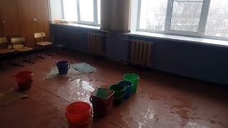 "В бийской школе № 17 протекает крыша" (Будни, 03.04.18г., Бийское телевидение)