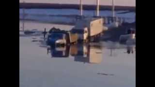 Россия. Весна. Переправа. Авто экстрим в ледяной воде