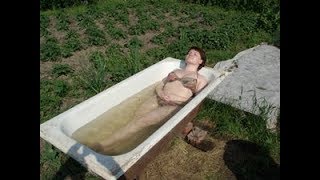 Дачные бассейны. Girls in the bathroom.