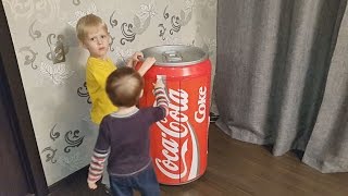 Конфеты. Находим много конфет в огромной банке кока-кола, сюрпризы для детей. шоколад a lot of candy
