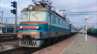 Электровоз ЧС2-017 с пассажирским поездом.