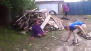 Пьяная сельская драка   всегда зрелище мужик вырубил двух баб досками по голове