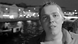 "И вправду—привыкаешь ко всему" стихи читает Андрей Алейников, современная поэзия о любви со смыслом
