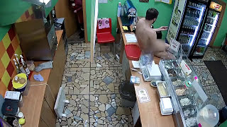 Голый мужик наркоман в кафе города Саратов.