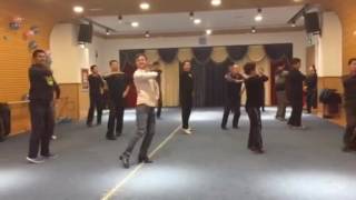 Японцы от души зажигают танец под уйгурскую музыку!