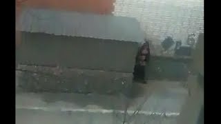 Голый мужчина в женском белье у медколледжа в Бердске