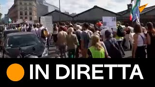 A Parigi è in svolgimento la protesta contro il Green Pass e la vaccinazione obbligatoria