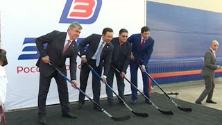 Данис Зарипов пробил буллит на открытии завода по производству клюшек
